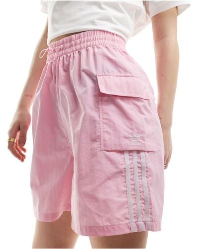 adidas Originals Pantaloncini cargo con tre strisce - Rosa