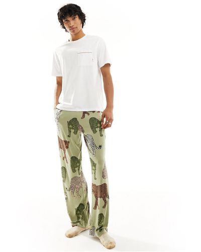 Chelsea Peers Pyjama t-shirt et pantalon à imprimé léopard - kaki - Blanc