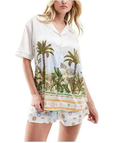Chelsea Peers – set aus satin mit papagei-dschungel-print aus kurzärmligem hemd mit reverskragen und shorts - Weiß