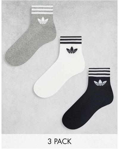 adidas Originals Confezione da 3 paia di calzini alla caviglia bianchi, grigi e neri con trifoglio - Multicolore