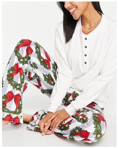 Chelsea Peers Christmas Wreath Long Pajamas With Henly Top - White