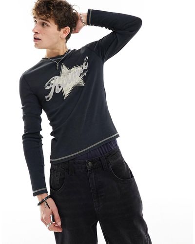 Reclaimed (vintage) T-shirt effet rétréci à manches longues avec étoile appliquée - Bleu