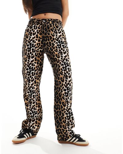 ASOS – straight jeans im 90er-stil mit leopardenmuster - Schwarz