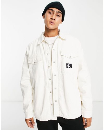 Calvin Klein – wattierte oversize-hemdjacke aus baumwolldenim - Weiß