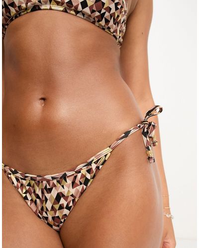 New Look Slip bikini con motivo geometrico marrone e allacciatura laterale