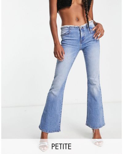 Miss Selfridge Petite - Flared Jeans Met Lage Taille, Onafgewerkte Zomen En Mid-wash - Blauw