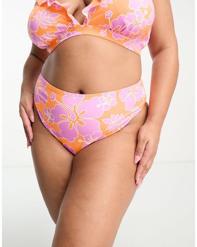 Simply Be Confezione da 2 slip bikini arancione e rosa a fiori con volant