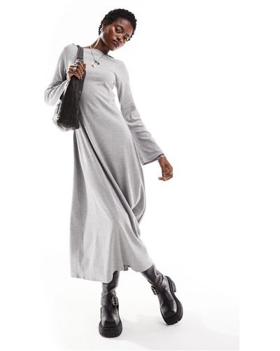 Monki Vestito lungo a maniche lunghe con scollo a barchetta e fondo svolazzante mélange - Grigio