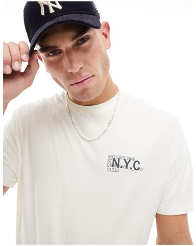 ASOS Camiseta beis holgada con logo "nyc" en el pecho - Blanco