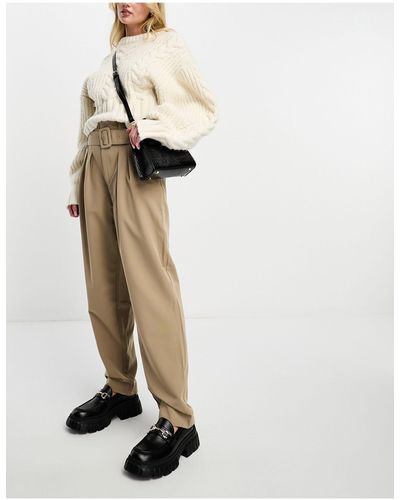 Vero Moda Pantaloni affusolati a vita alta color pietra con cintura - Bianco