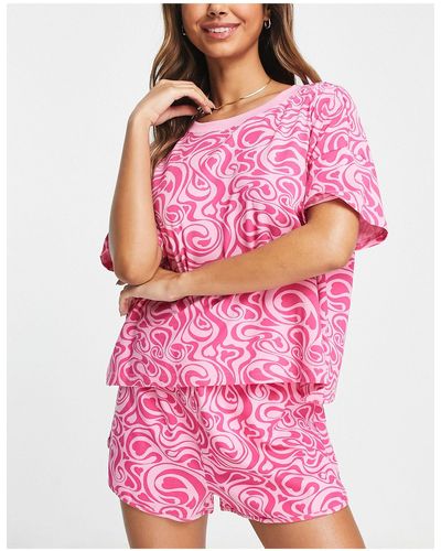 Monki Pyjamaset Van T-shirt En Short Met Golvende Hartenprint - Roze