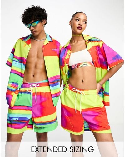 Calvin Klein Pride - Unisex Shorts Van Co-ord Set Met Grafische Allover Print - Roze