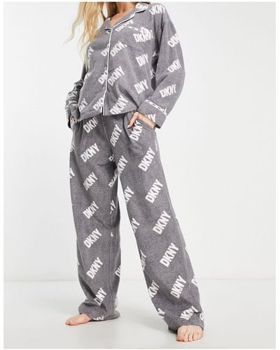 DKNY Pyjamaset Van Overslagtop En Broek Van Stretch-fleece - Wit