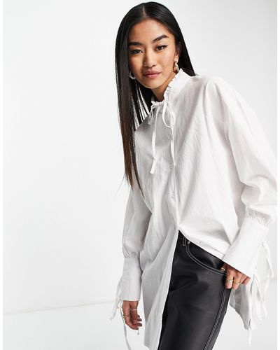 In The Style X dani dyer - chemise avec col à volants et liens aux poignets - Blanc