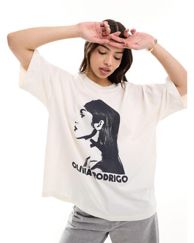 ASOS T-shirt oversize crema con grafica "olivia rodrigo" su licenza - Bianco