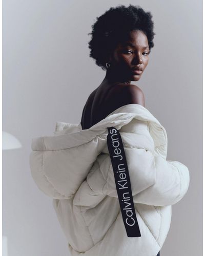 Calvin Klein Piumino corto con logo e coulisse - Grigio