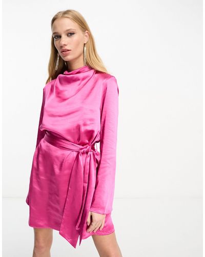 Pretty Lavish Vestido corto rosa con lazada en la cintura