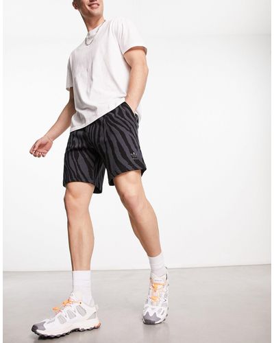 adidas Originals – shorts mit tierfellmuster - Weiß