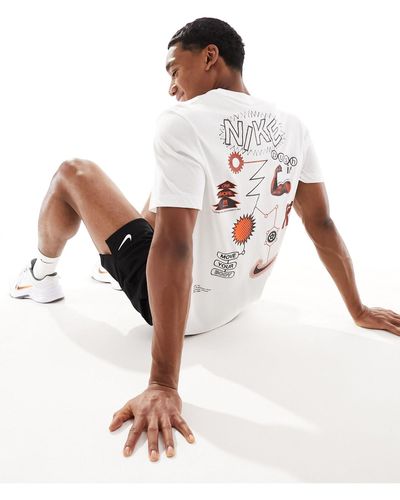 Nike T-shirt bianca con grafica "work out" sulla schiena - Bianco