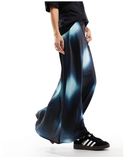 ASOS Jupe longue en satin avec coupe en biais et imprimé géométrique - bleu