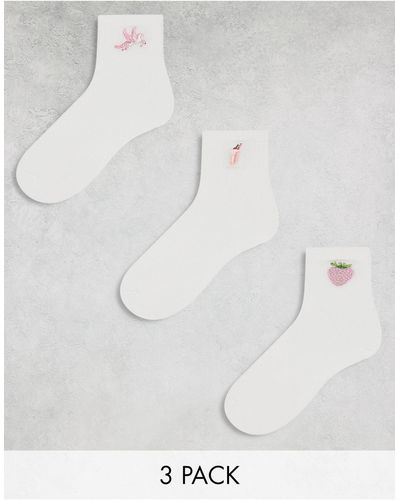Monki Confezione da 3 paia di calzini bianchi con motivi ricamati rosa - Bianco