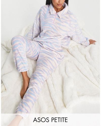 ASOS Asos design petite - ensemble confort oversize avec sweat zippé et jogger en polaire tigrée ultra-douce - blanc et lilas