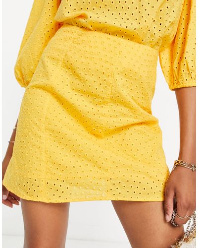 Y.A.S Minifalda amarilla con bordado inglés - Amarillo