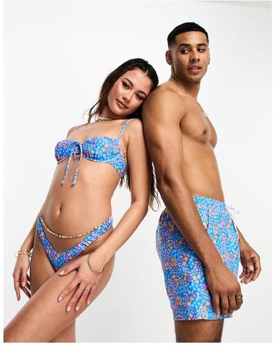 Kulani Kinis – bombshell beach – bikinihose im tangastil mit v-schnitt und retro-blumenprint - Blau