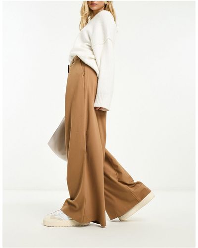 SELECTED Femme - pantaloni sartoriali a fondo ampio color cammello con piega sul davanti - Bianco