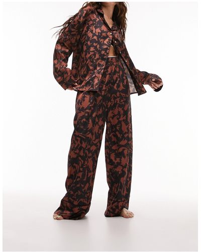 TOPSHOP Pyjama satiné avec pantalon et chemise à liserés à imprimé abstrait - chocolat - Marron