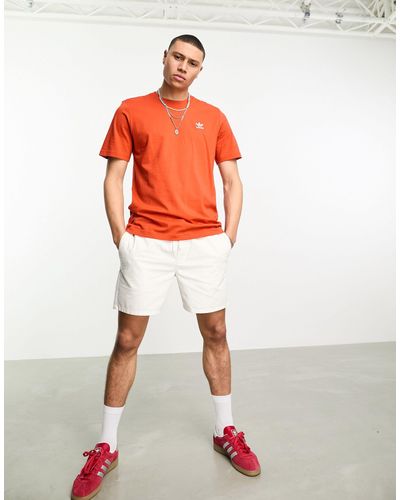 adidas Originals Trefoil essentials - t-shirt rossa con logo piccolo - Arancione