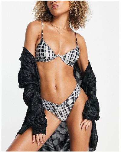 South Beach Hoog Opgesneden Bikinibroekje Met Zwart-witte Tie-dye