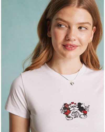 Miss Selfridge – disney – t-shirt mit mickey- und minnie-stickerei, lizenzierte produkte - Weiß