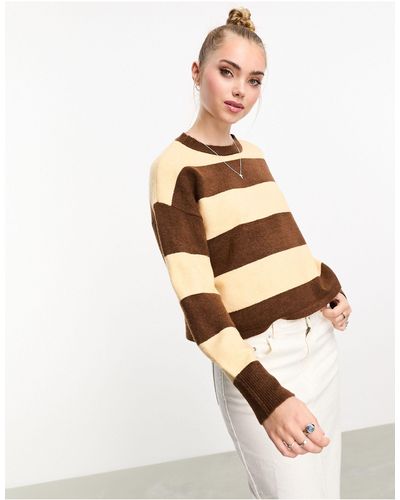 Pieces Esclusiva - maglione con scollo rotondo a righe marrone e crema - Bianco