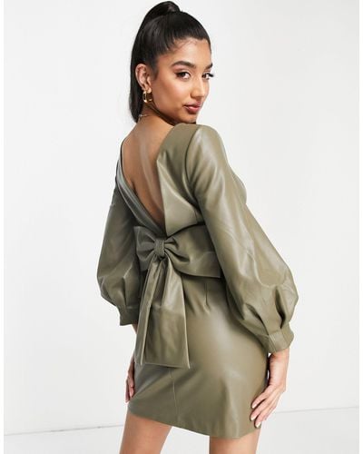 Forever New – blazer-minikleid mit tiefem rückenausschnitt aus kunstleder - Grün