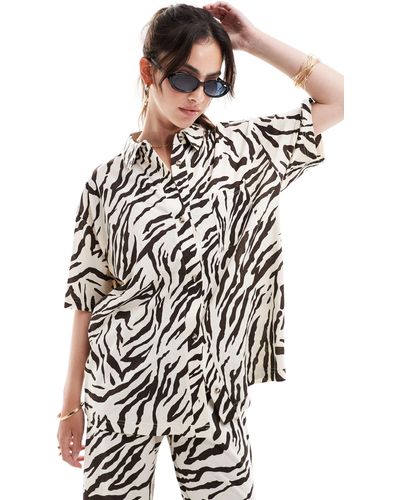 ASOS Camicia resort effetto lino con stampa zebrata testurizzata - Bianco