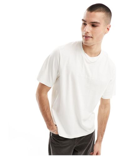 Abercrombie & Fitch T-shirt bianca con logo goffrato al centro - Bianco
