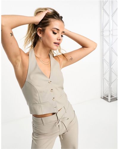 Pull&Bear Gilet sartoriale color pietra con fascette sottili allacciate sul retro - Bianco