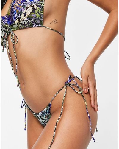 Jaded London Slip bikini con allacciatura laterale e stampa iridescente di farfalle - Multicolore