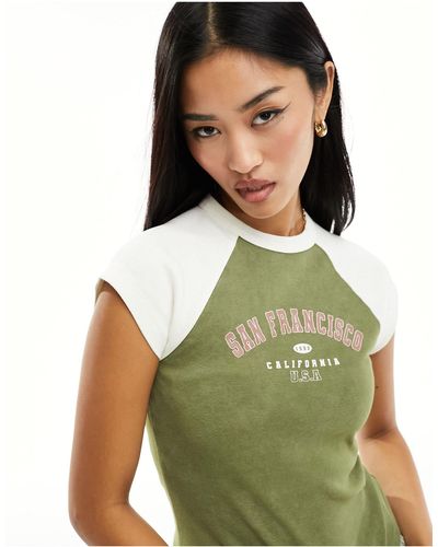 Miss Selfridge T-shirt mini kaki slavata con maniche raglan e stampa "san francisco" - Verde