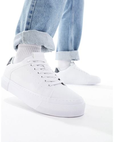 Pull&Bear Sneakers bianche trapuntate con etichetta nera sul retro - Bianco