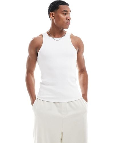 ASOS Camiseta blanca ajustada sin mangas con cuello subido - Blanco