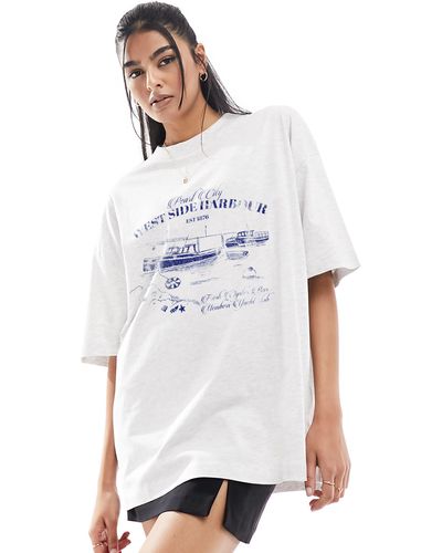 ASOS T-shirt oversize color ghiaccio mélange con stampa a tema barche - Bianco