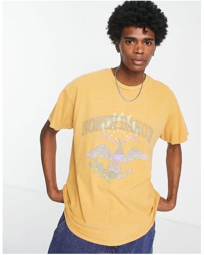Vintage Supply Camiseta color mostaza con estampado universitario "north dakota" - Amarillo