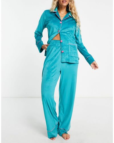 Chelsea Peers Premium Pyjamaset Van Top Met Knoopsluiting En Ruimvallende Broek Van Velours - Blauw