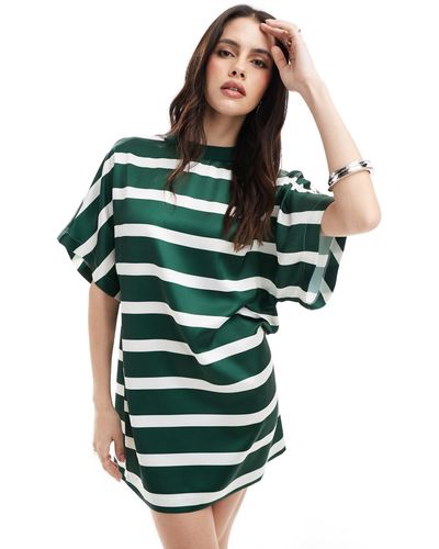 ASOS – kurzes oversize-t-shirt-kleid aus satin - Grün