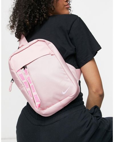 Nike – essential – umhängetasche mit reißverschlussband auf der vorderseite - Pink