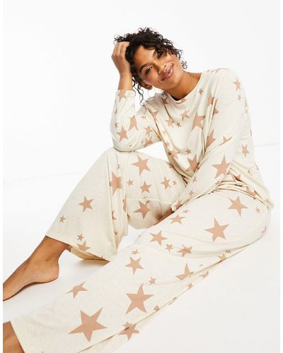 ASOS Asos design curve - pigiama super morbido con top a maniche lunghe e pantaloni color crema con stelle - Neutro