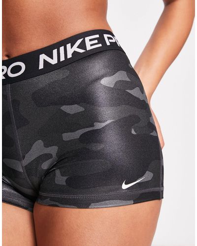 Nike Nike - Pro Training - Booty Short Van 3inch Met Camouflageprint - Zwart