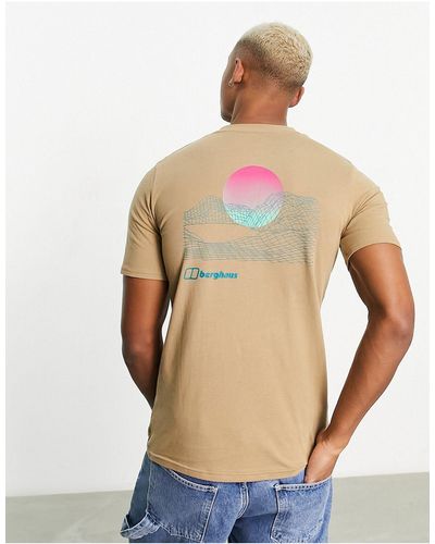 Berghaus Snowdon - t-shirt color cuoio con stampa di sole sul retro - Bianco